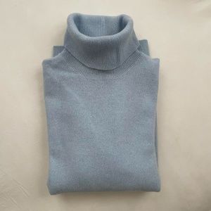 Bloomingdales Baby Blue Cashmere Turtleneck Size Small; brand new with tag!!